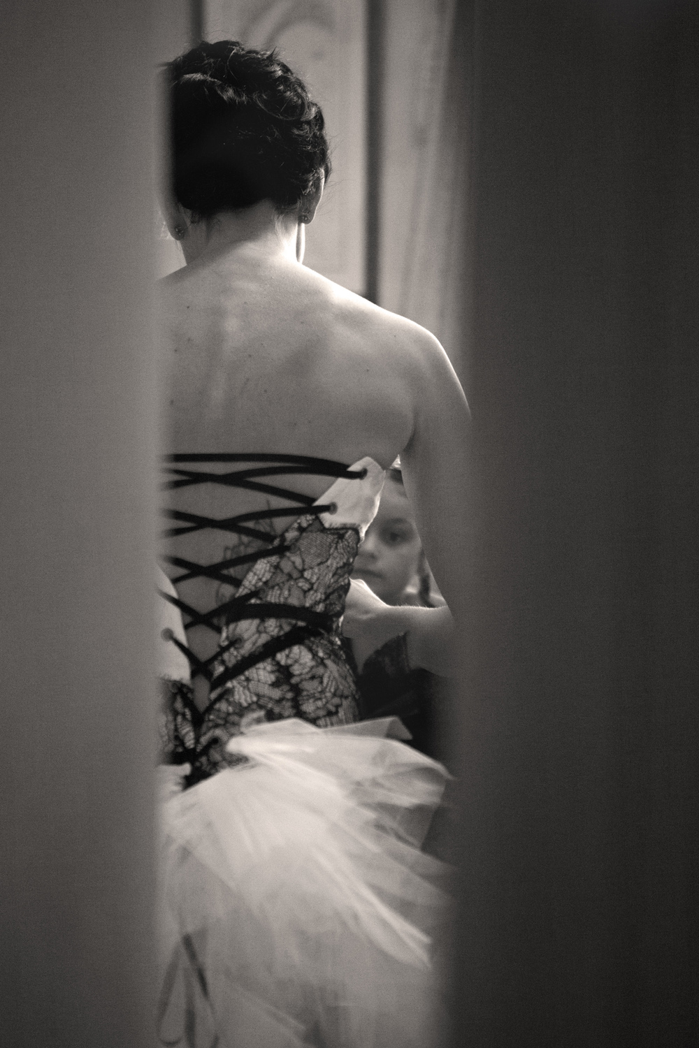 robe de mariée noir et blanc corset lacage soie dentelle noeud satin transformable
